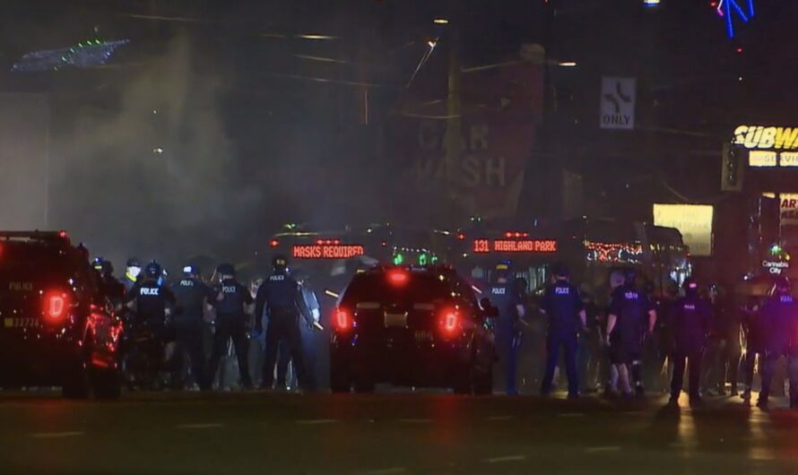 西雅图唐人街附近暴动，一名警察眼睛被石头击中！