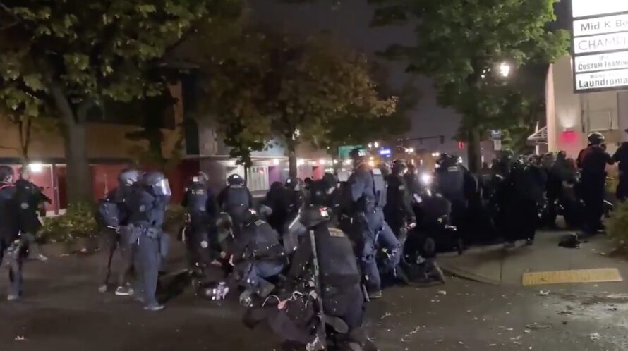 黑衣人被警察强行清场