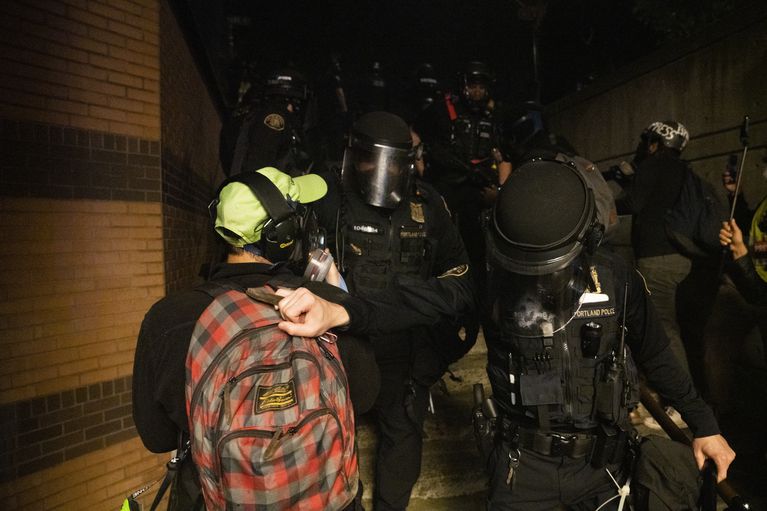 黑人女议员疑为“暴乱之夜”开绿灯，限制警察