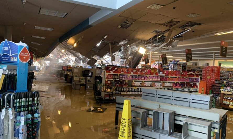 冰暴至Safeway的屋顶坍塌
