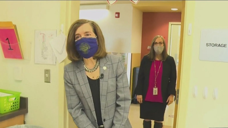 州长布朗向父母保证，将学生送回学校是安全的