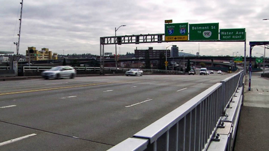 经波特兰市中心的Morrison大桥星期日关闭