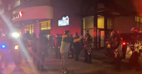 即时！警察将抗议者包围，一锅熟：你没自由离开！