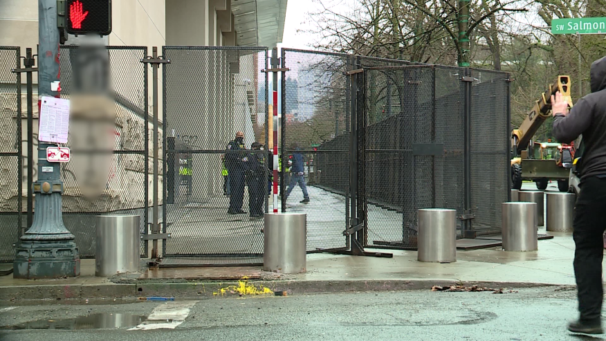 市中心的联邦法院重新装上围栏