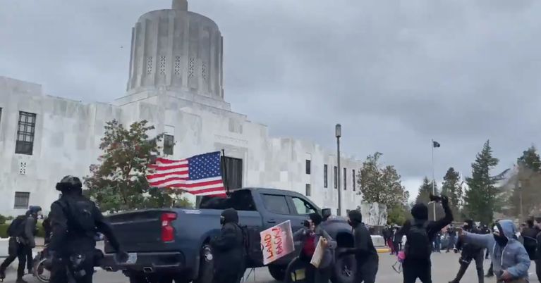 骄傲男孩欲举行集会，被大批Antifa包围袭击