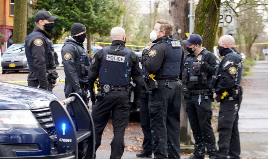 疲惫不堪，警察成群结队地离开