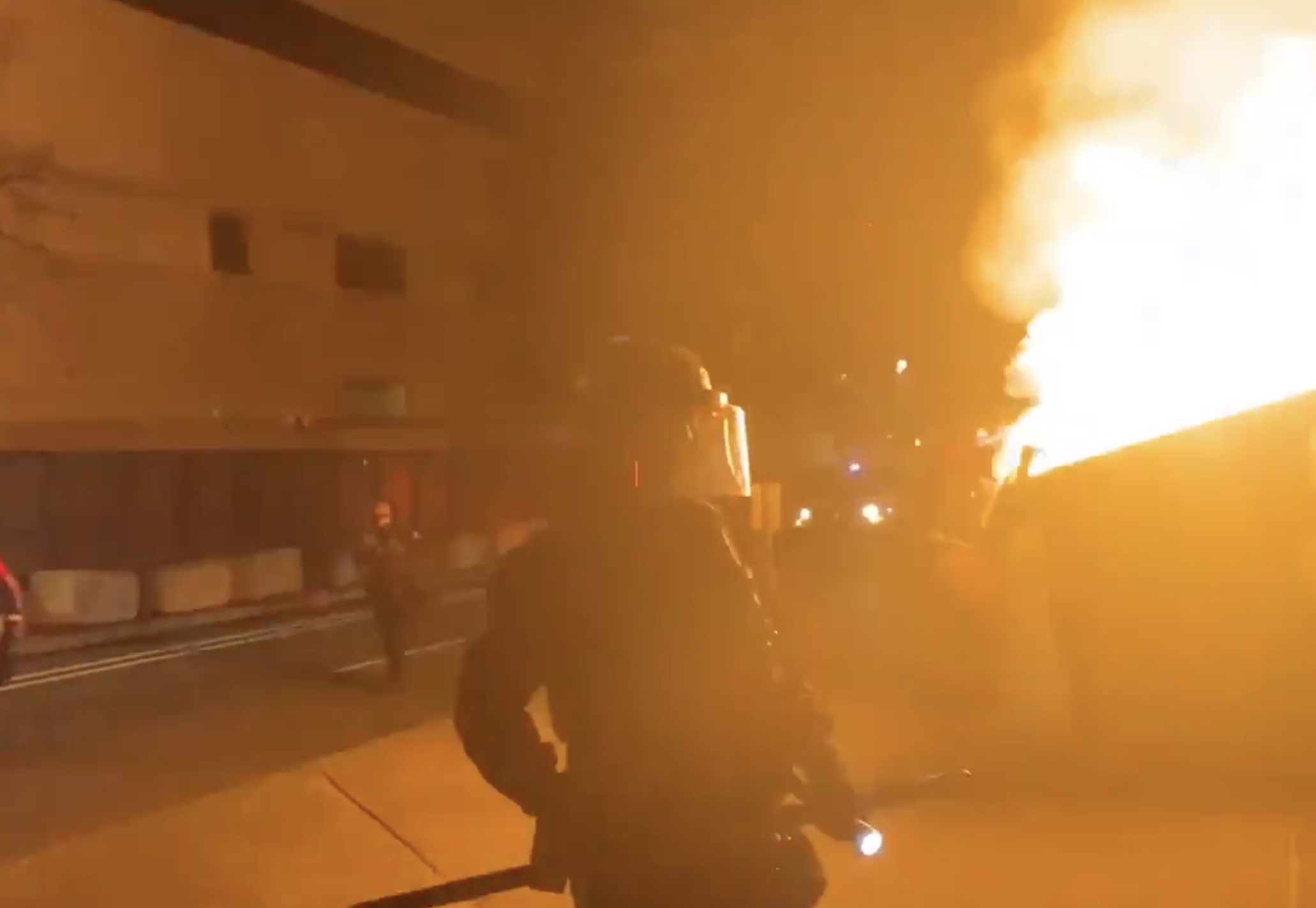果然暴动，市政府被爆玻璃，司法大楼被放火