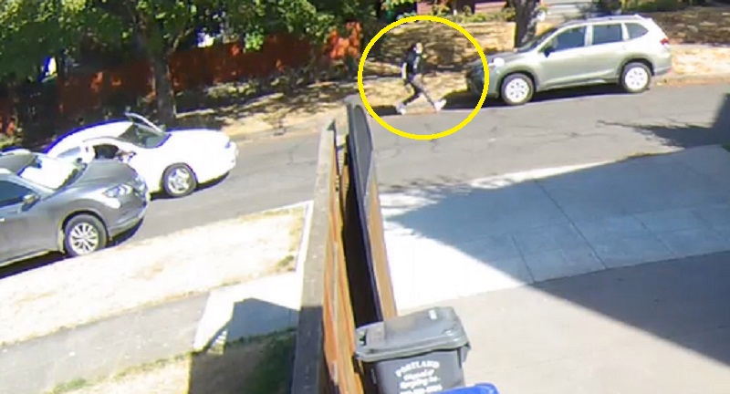 小朋友家门前遭遇坏蛋火拼，爸爸冒死救子