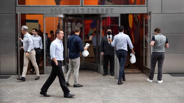 美国日增超100万例新冠！学校和航空重灾！医院满了！