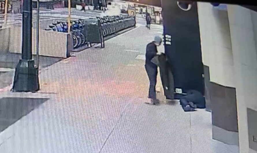 老人帮助流浪汉，反被抢劫和暴打！