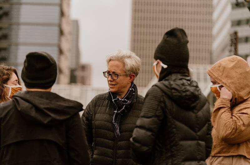 民调最高的州长候选人是她，拍着桌子大叫：他XX的！