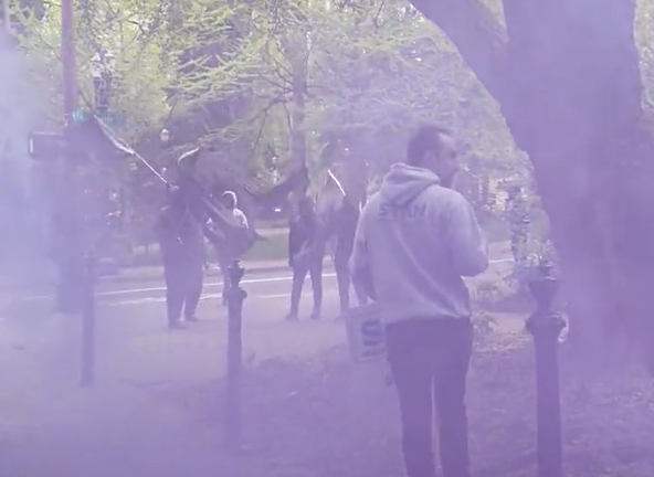 波特兰市中心发生大规模冲突，2人中烟雾弹