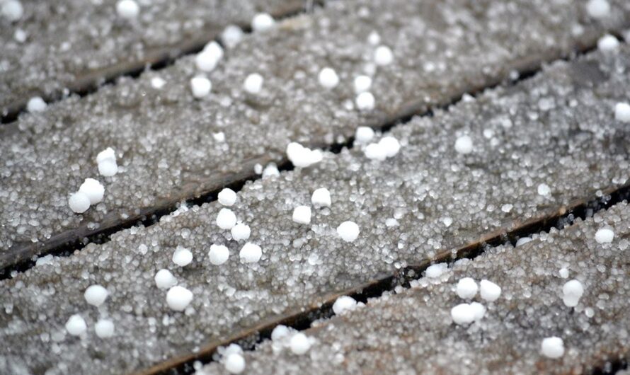 女子驾车路上突遇冰雹，撞车死亡