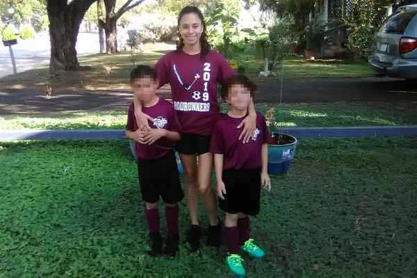 为母则刚：年轻妈妈冲进学校勇救两子