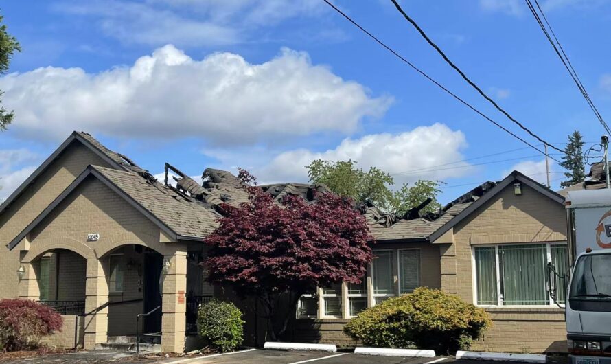 波特兰老人公寓4级火灾！熊熊烈火将屋顶吞没，消防员冒死救人…