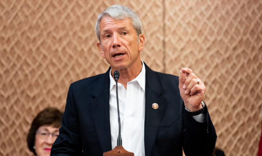 拜登支持的俄勒冈州众议员被赶下台了