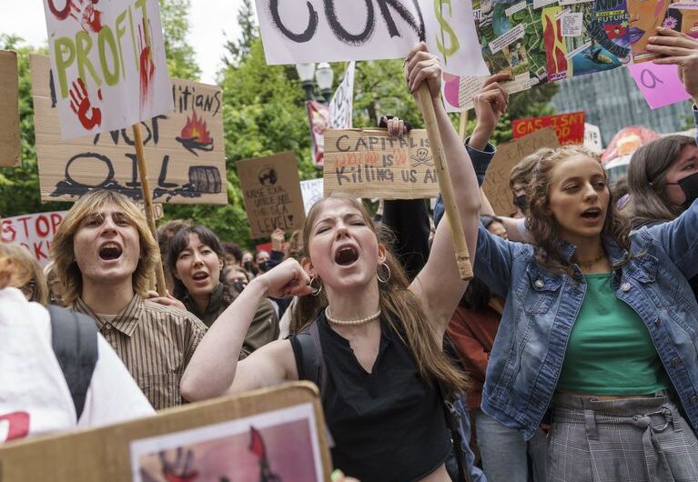 数千学生走出校园，到市政府门前抗议气候变化