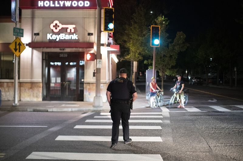 抗议者在堕胎游行中砸烂大量波特兰的企业