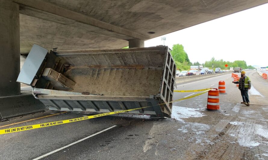 因卡车翻车，217号公路南行车道封路