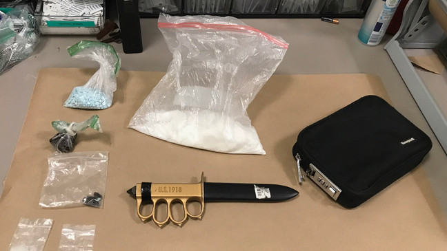 205号公路桥撞车，肇事司机弃毒品而逃