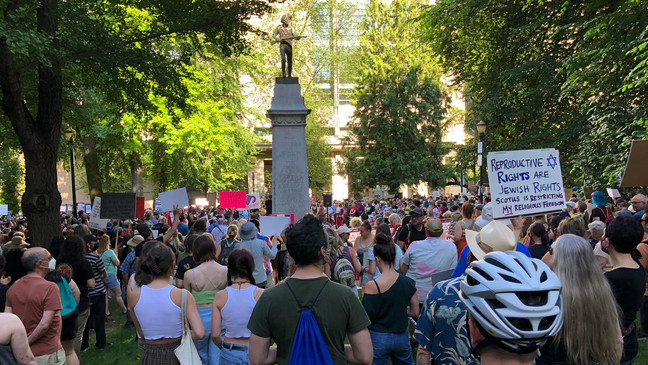 波特兰市中心正在爆发抗议，路过要小心