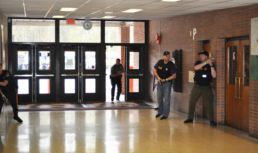 俄勒冈州欲控枪；美国这个州：教师带枪上课，消灭来犯之敌！