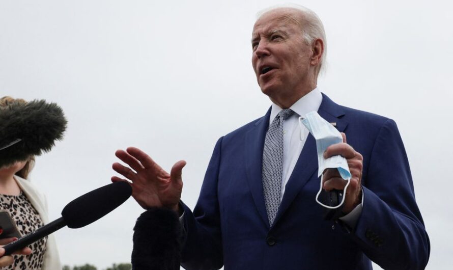 拜登支持率跌至地板