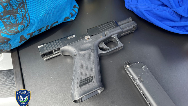 4名孩子抢劫Tigard商店，拔出——仿真枪！