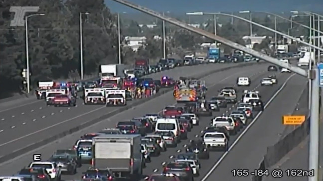 下午，Gresham 84号公路发生五辆连环撞！