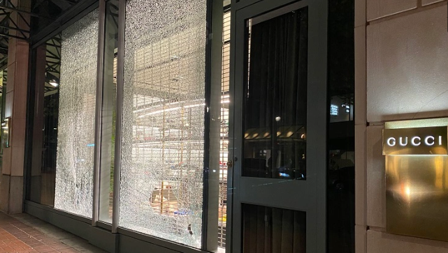 ​美国波特兰国庆狂野之夜，烟花背后尽是暴力破坏！