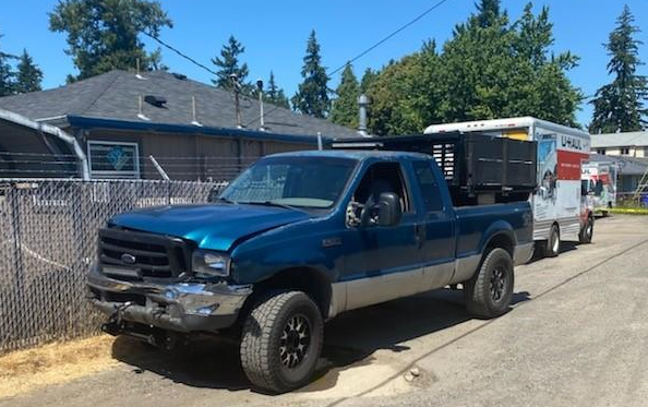 搜捕中，劫犯重伤警察和妇女后逃跑