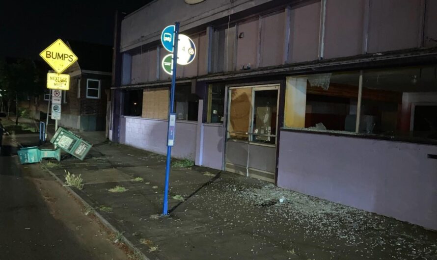 “一夜回到解放前”，波特兰旧咖啡店被砸