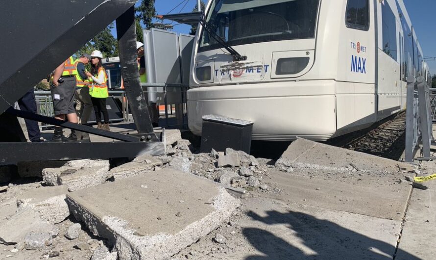 MAX列车撞上护栏，司机受伤