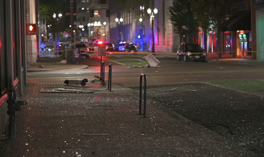 波特兰市中心的餐车爆炸，周围建筑窗户被震碎！