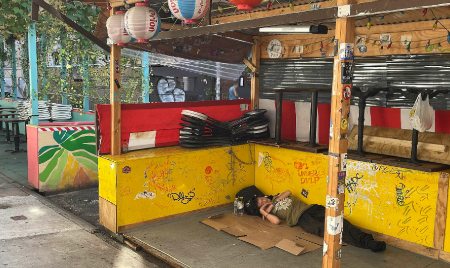 神奇美国纽约！流浪者光天化日在华人餐馆棚子做“肢体运动”！