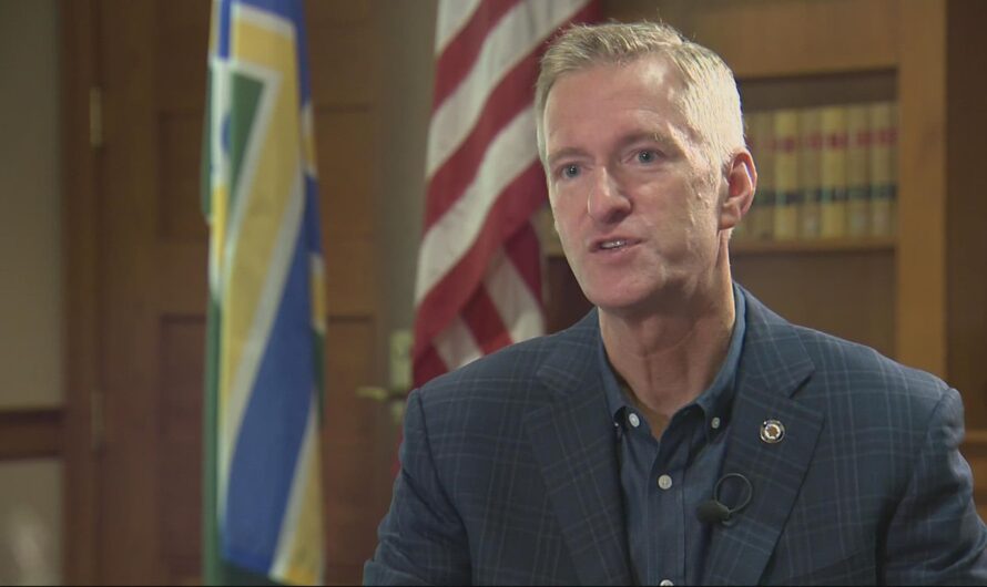 波特兰四面楚歌被起诉，市长求大家不要生气和离开！