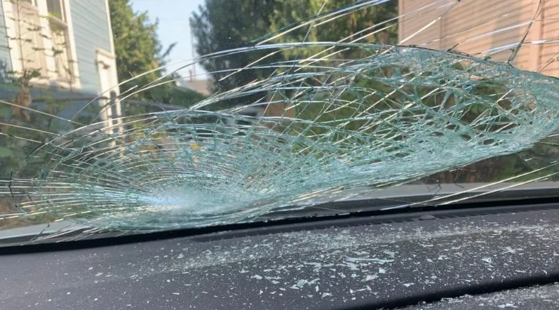 波特兰男子向路过汽车砸石头！