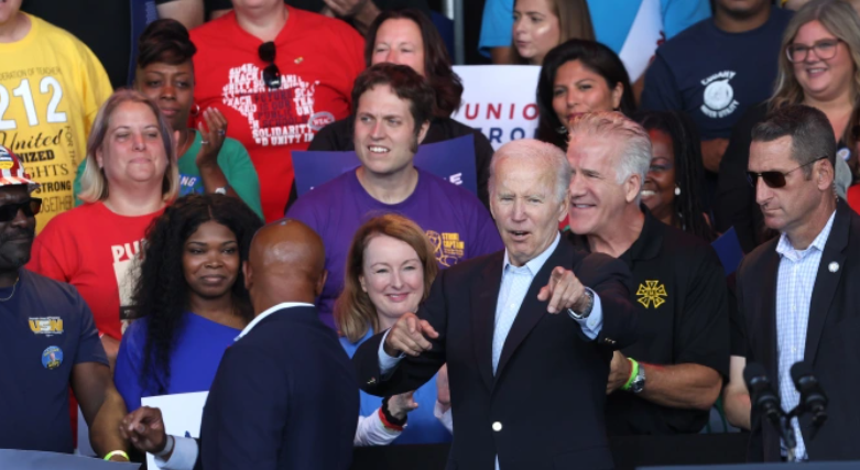 拜登语出惊人：每个人都有权成为白痴