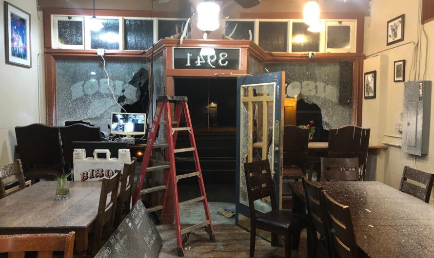 波特兰咖啡店想请警察饮咖啡，结果被砸！