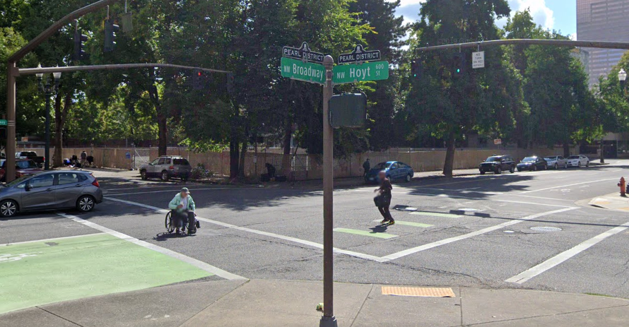 盗车贼驾车撞伤两名无家可归者