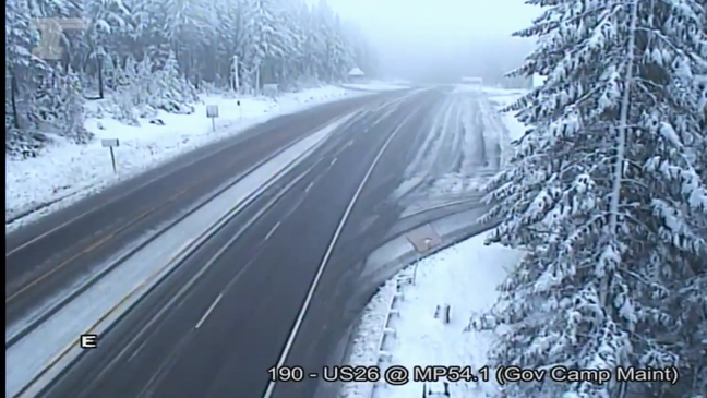 喀斯喀特山脉道路艰险，降雪4米以上