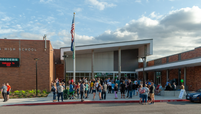 波特兰Reynolds高中学生将毒品和枪支带回学校