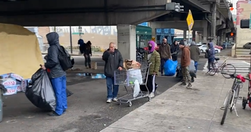 企业停止回收易拉罐，无家可归者集中在桥底