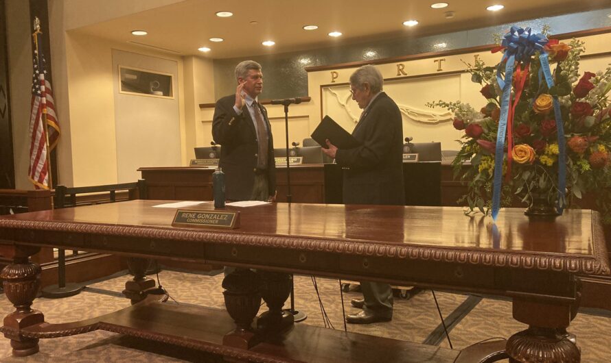 打败前女议员的Rene正式宣誓就职！