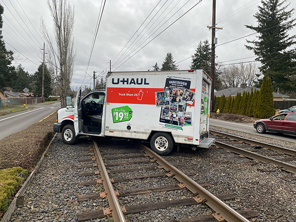 Gresham发生严重车祸，行人被 U-Haul 撞死