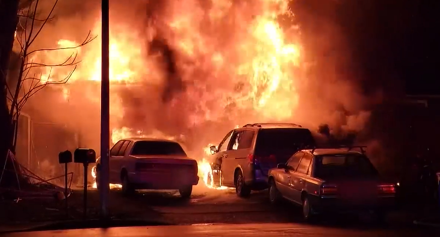 车房大火吞没房屋，8 人逃生