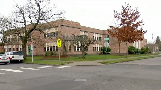 初中学生上学途中遭遇抢劫，学校致信敦促小心