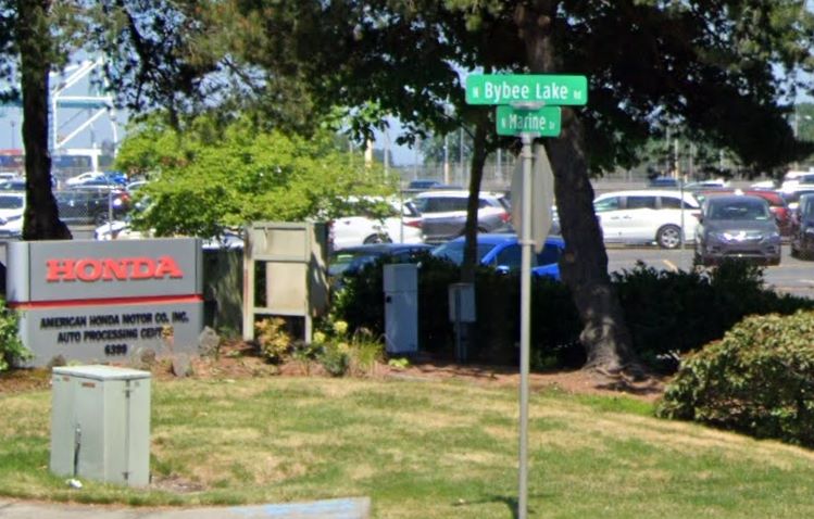 汽车撞树，波特兰两人重伤，危及生命