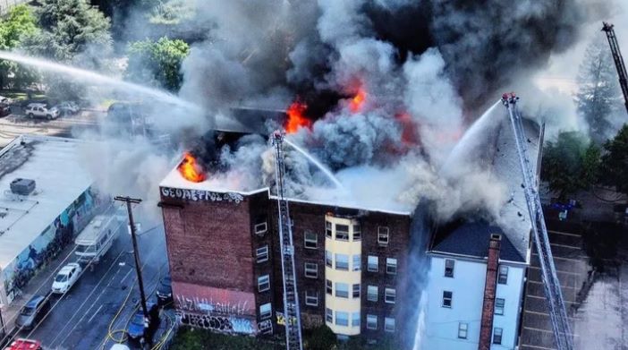 波特兰公寓楼火灾后，超100人流离失所