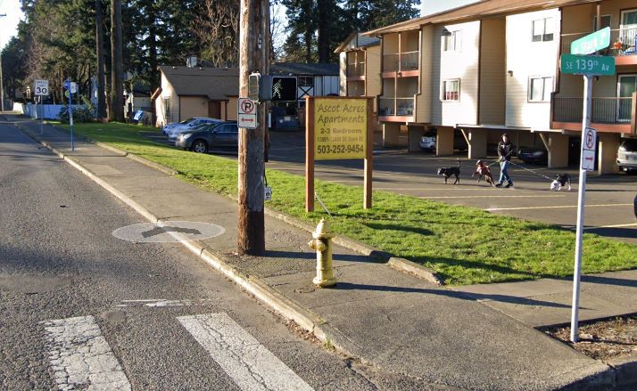 波特兰东南区皮卡和摩托相撞，一死一重伤